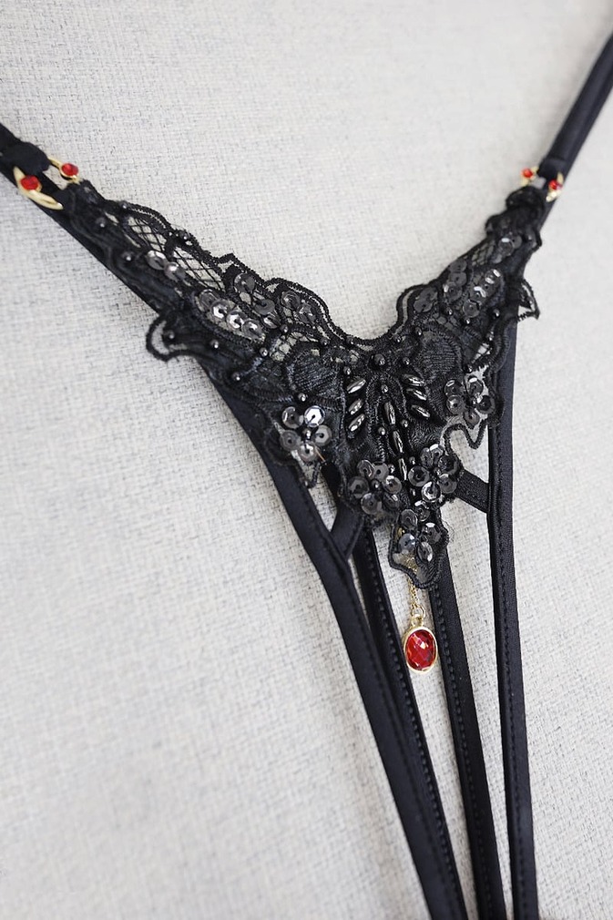 Fekete crotchless tanga medállal Carla